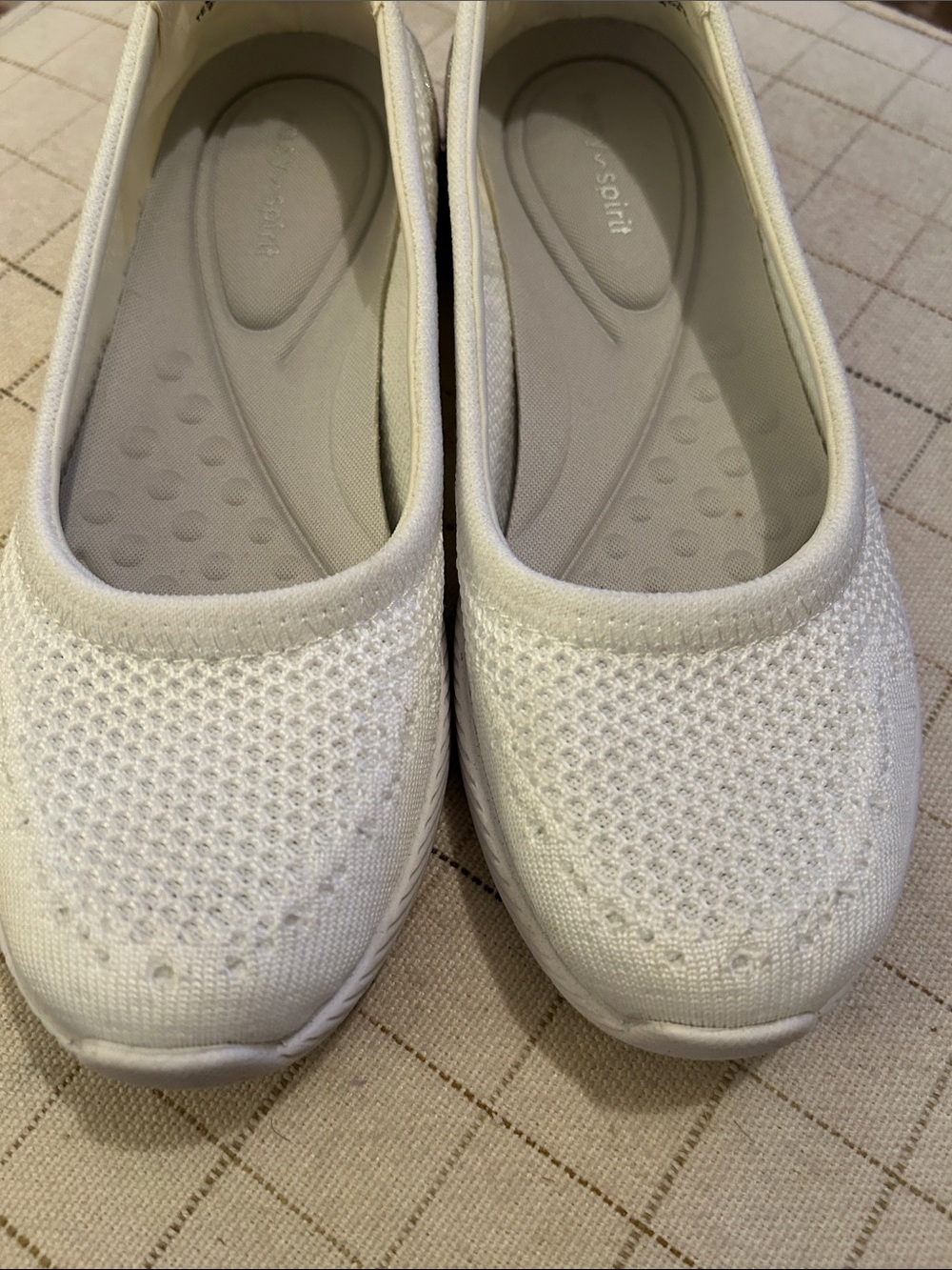 Easy Spirit Glitz White Slip-On Knit Flats - Picture 6 of 7